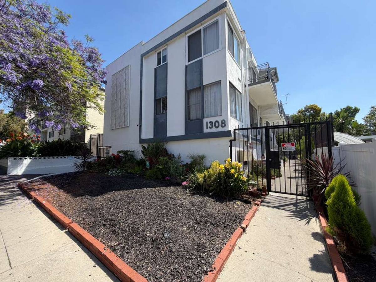 Apartment for rent at 1308 N Poinsettia Place, Los Angeles, CA 90046