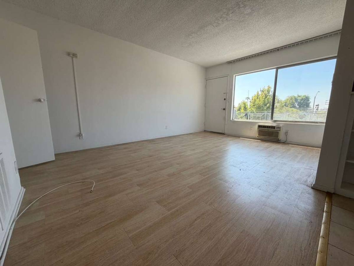 Apartment for rent at 1308 N Poinsettia Place, Los Angeles, CA 90046
