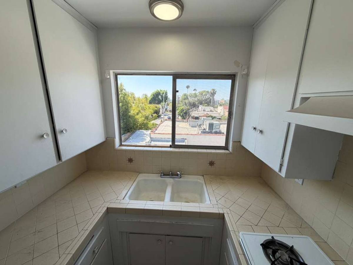 Apartment for rent at 1308 N Poinsettia Place, Los Angeles, CA 90046