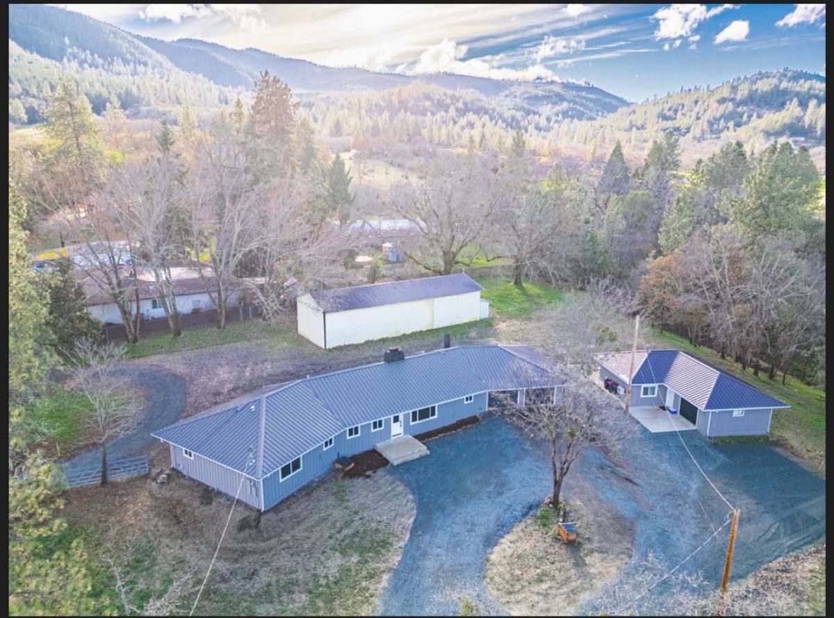 Apartment for rent at 6208 Dark Hollow Rd, Medford, OR 97501