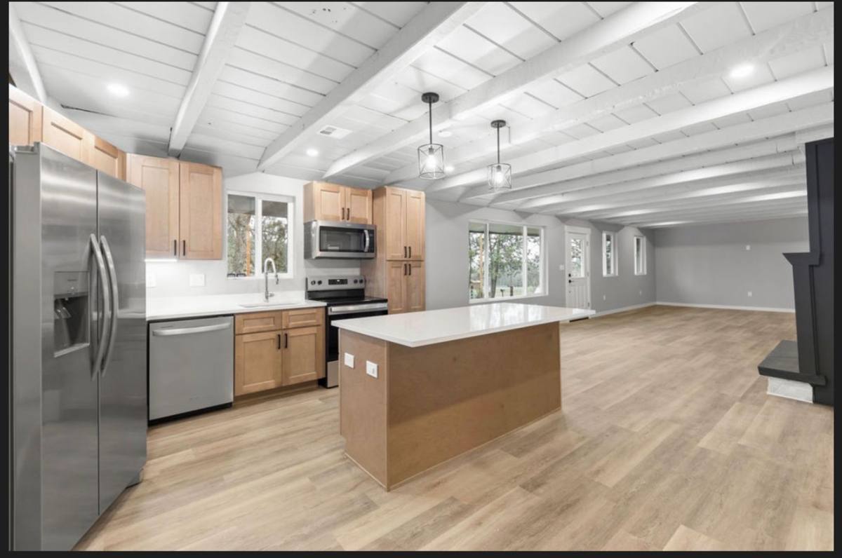 Apartment for rent at 6208 Dark Hollow Rd, Medford, OR 97501
