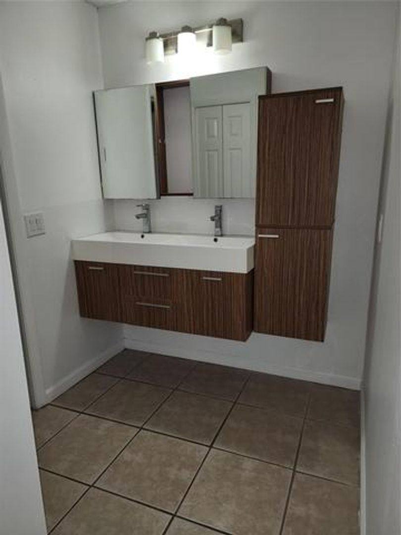 Condo for rent at 390 Racquet Club Rd, Fort Lauderdale, FL 33326