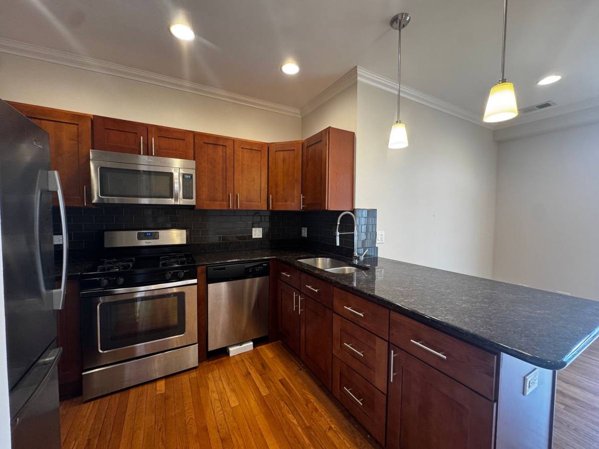 Apartment for rent at 1334-36 W Morse Ave, Chicago, IL 60626