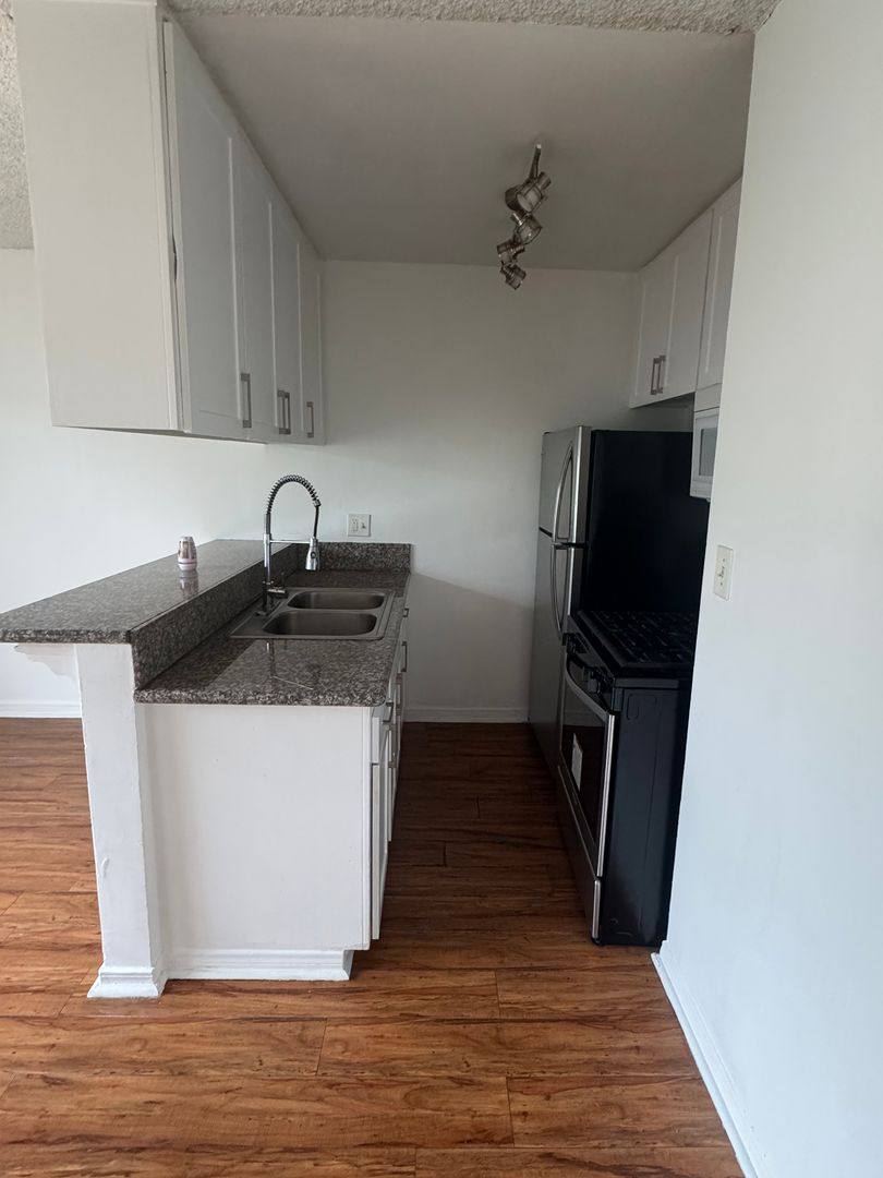 Apartment for rent at 932 W 80th St, Los Angeles, CA 90044