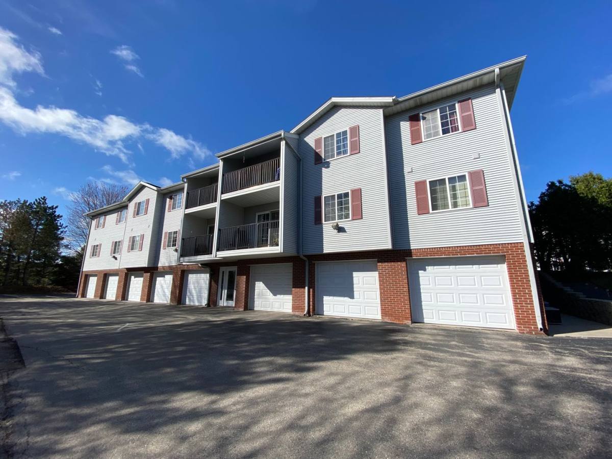 Apartment for rent at 1022, 1024, 1028 Riverbend Dr, Hartford, WI 53027