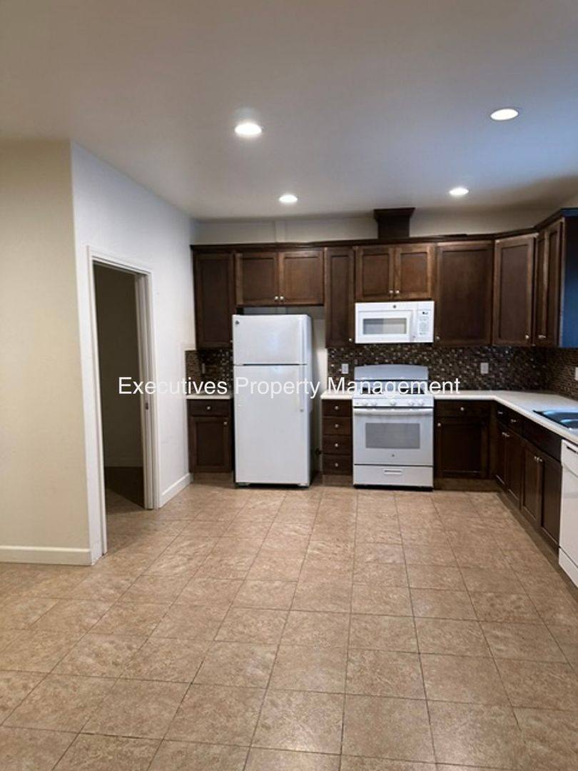 House for rent at 261 W 19th St, Merced, CA 95340