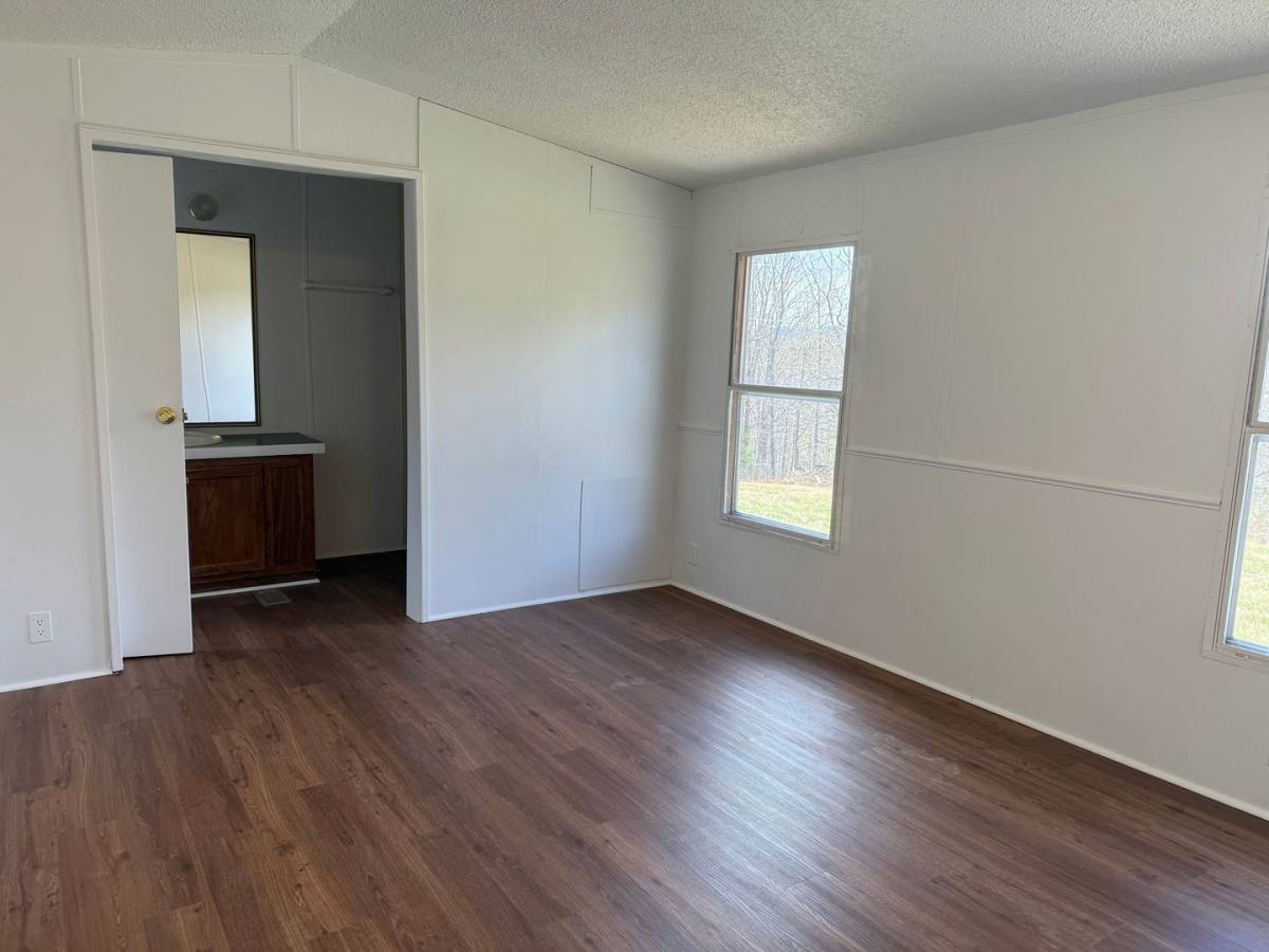 House for rent at 8 Darnell Dr, Fairview, NC 28730