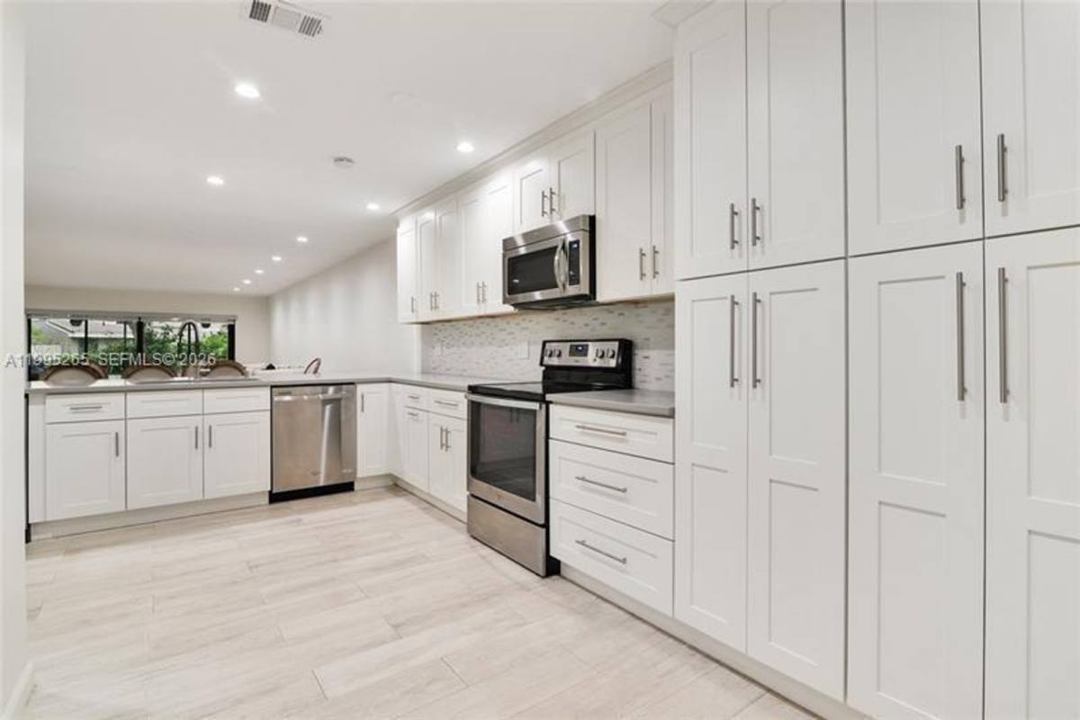 Townhouse for rent at 307 Bonnie Brae Way, Hollywood, FL 33021
