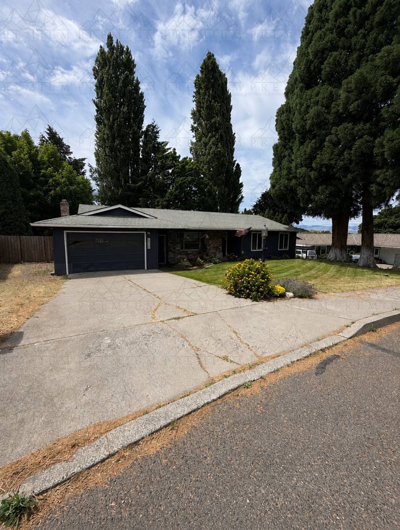 House for rent at 3504 Royal Crest Dr E, The Dalles, OR 97058
