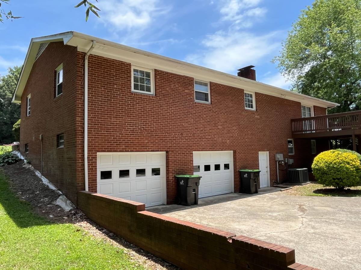 House for rent at 370 Farmbrooke Lane, Winston Salem, NC 27127