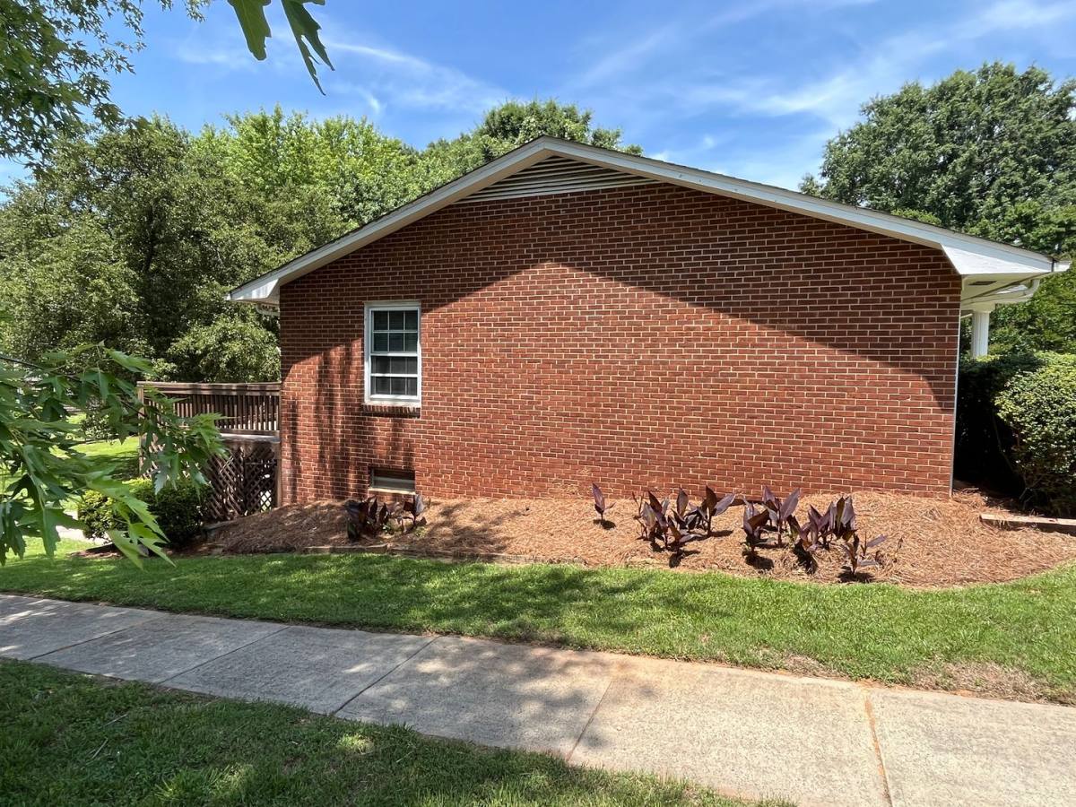 House for rent at 370 Farmbrooke Lane, Winston Salem, NC 27127