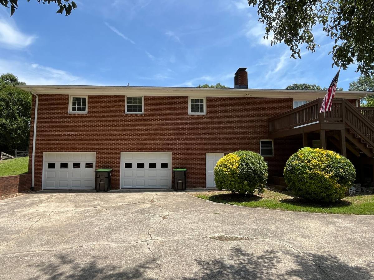 House for rent at 370 Farmbrooke Lane, Winston Salem, NC 27127