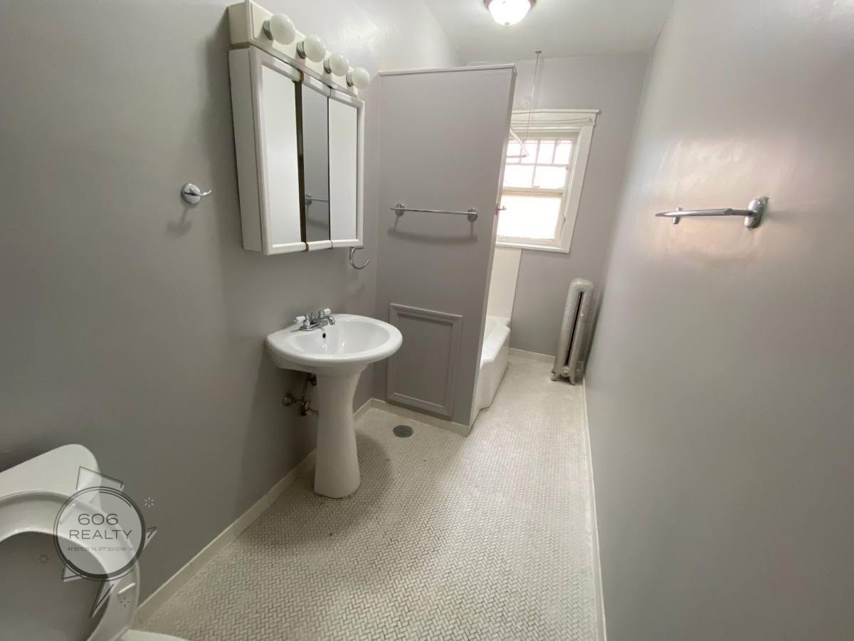 Apartment for rent at 1901-1909 W Argyle, Chicago, IL 60640