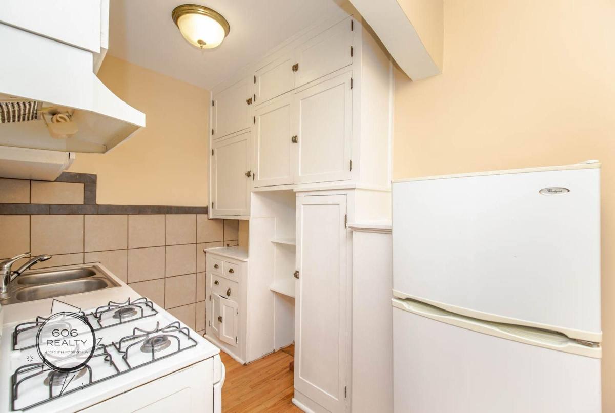 Apartment for rent at 2801 N Keating Ave, Chicago, IL 60639