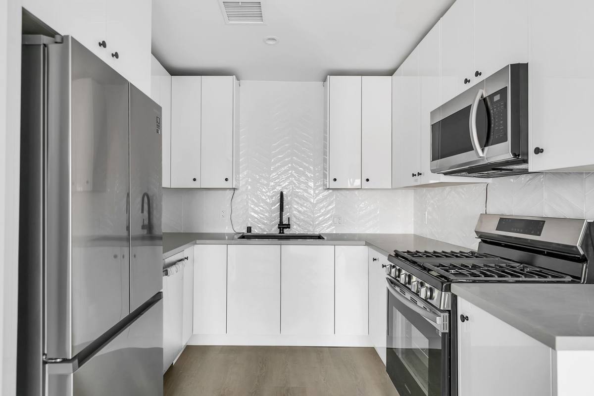 Apartment for rent at 5606 Lexington Ave, Los Angeles, CA 90038