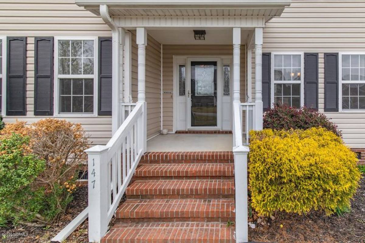 House for rent at 147 Harvest Moon Dr, Richlands, NC 28574