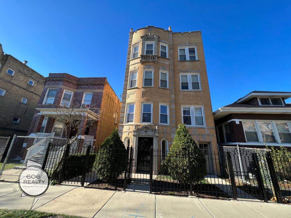 Apartment for rent at 4666 N Spaulding Ave, Chicago, IL 60625