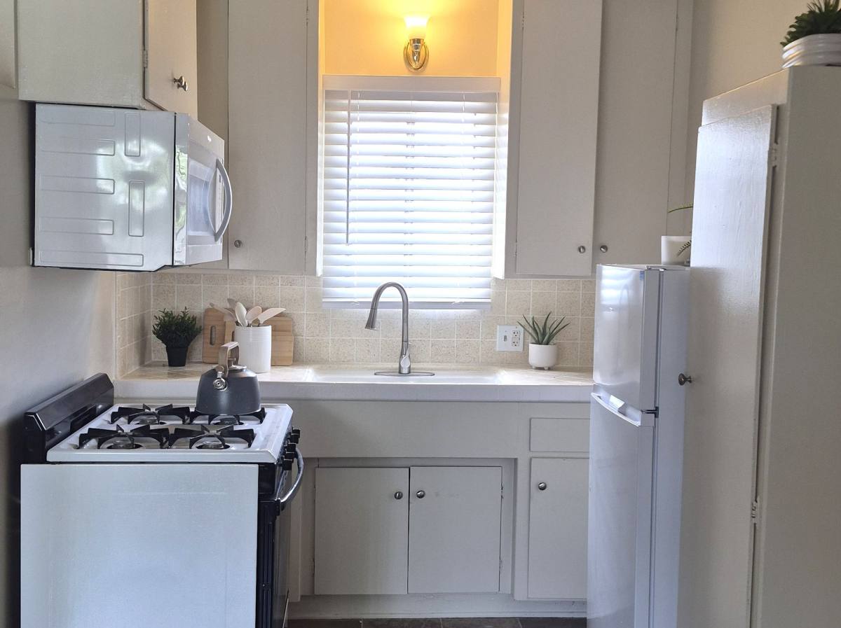 Apartment for rent at 1030 W Olive Ave, Burbank, CA 91506