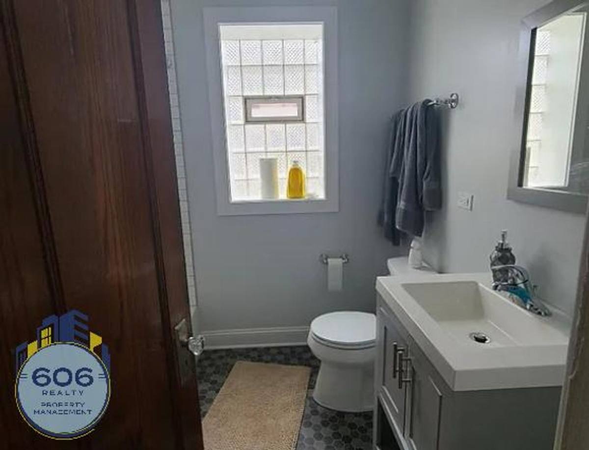 Apartment for rent at 5108 W Sunnyside #1, Chicago, IL 60630