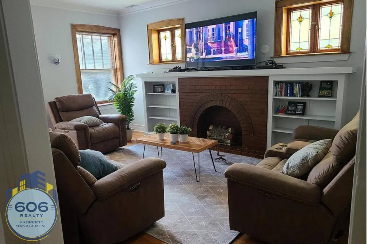 Apartment for rent at 5108 W Sunnyside #1, Chicago, IL 60630