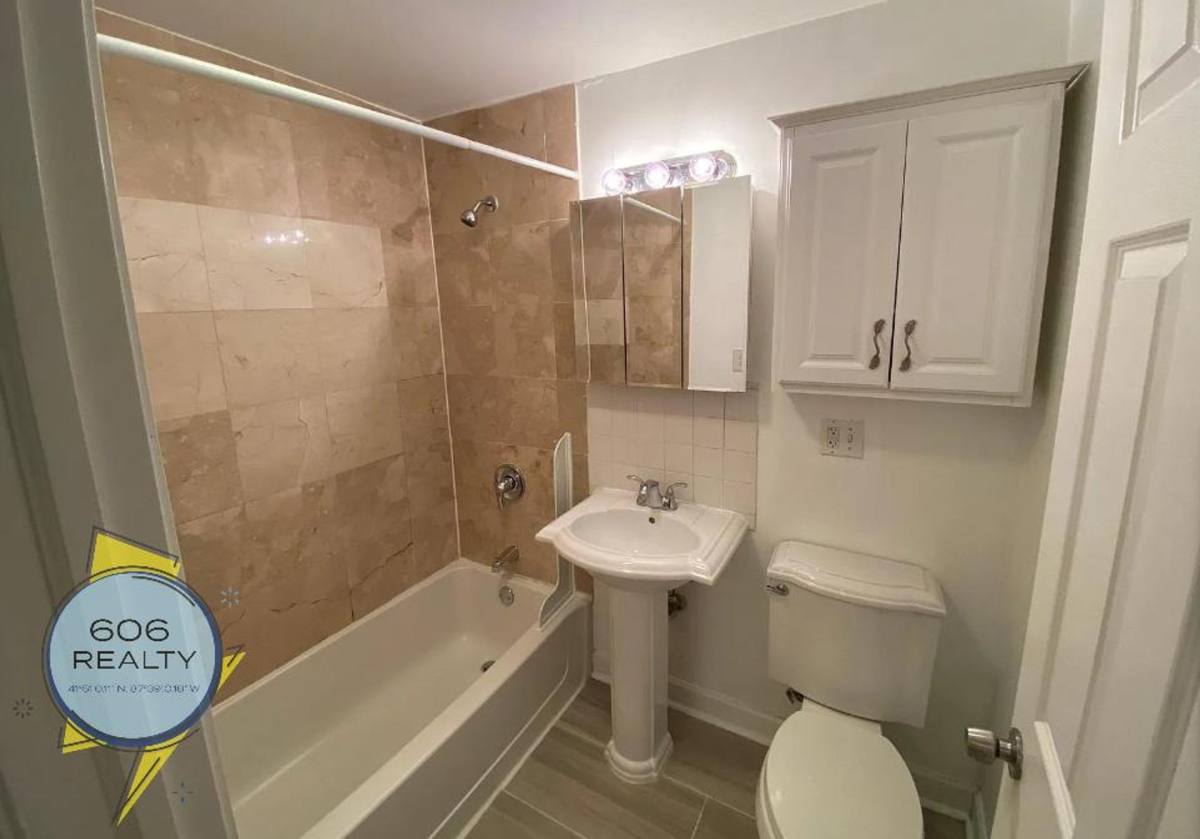 Apartment for rent at 6500-6504 N Washtenaw Ave, Chicago, IL 60645