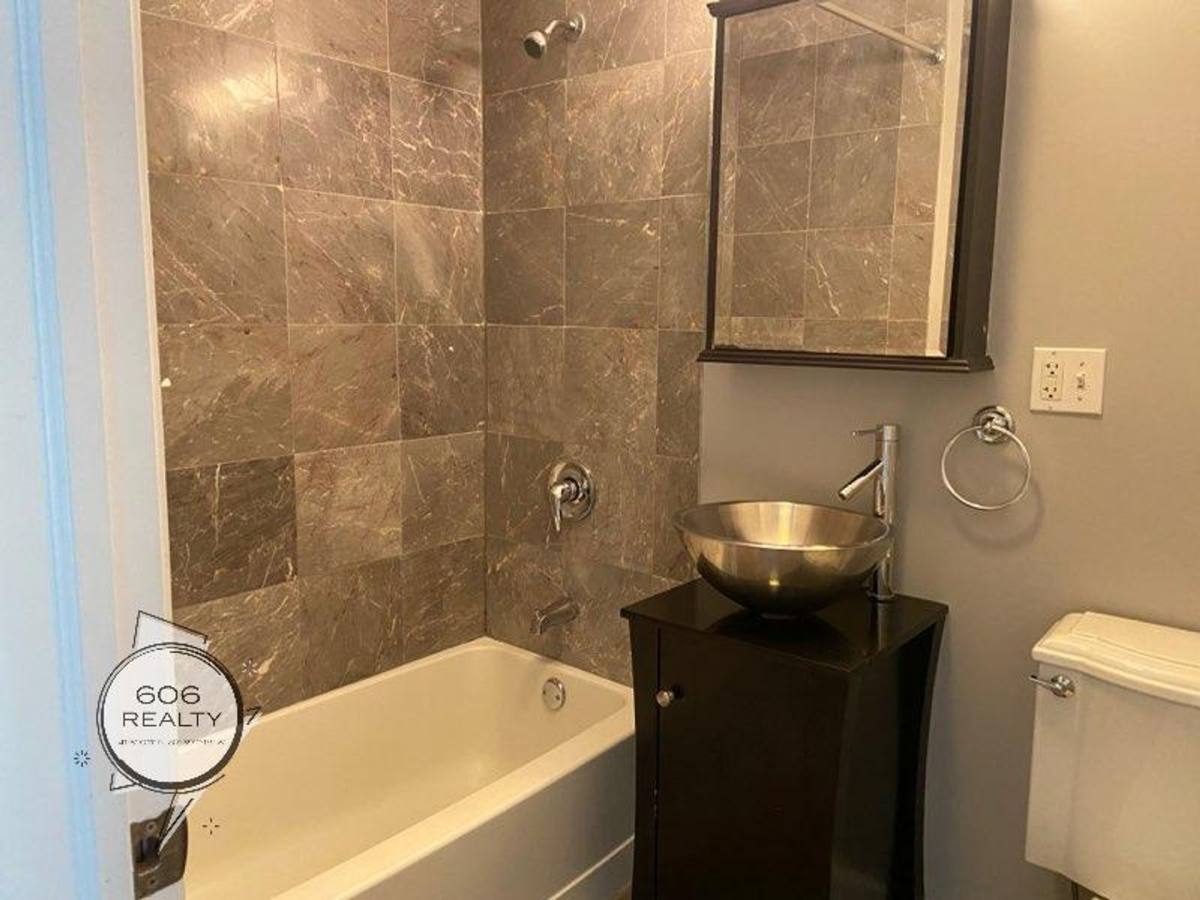 Apartment for rent at 6500-6504 N Washtenaw Ave, Chicago, IL 60645
