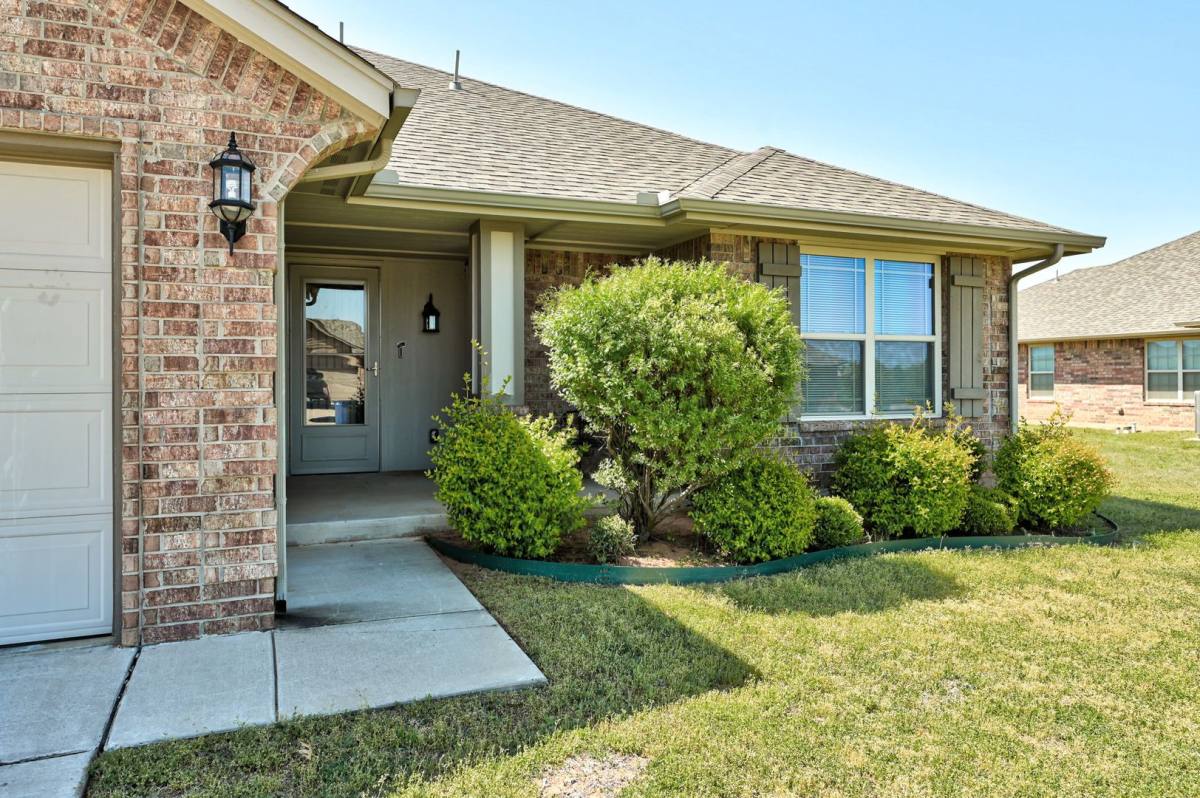 House for rent at 915 Lazywood Dr, Chickasha, OK 73018