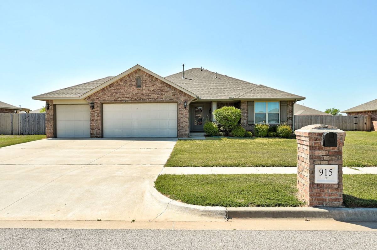 House for rent at 915 Lazywood Dr, Chickasha, OK 73018
