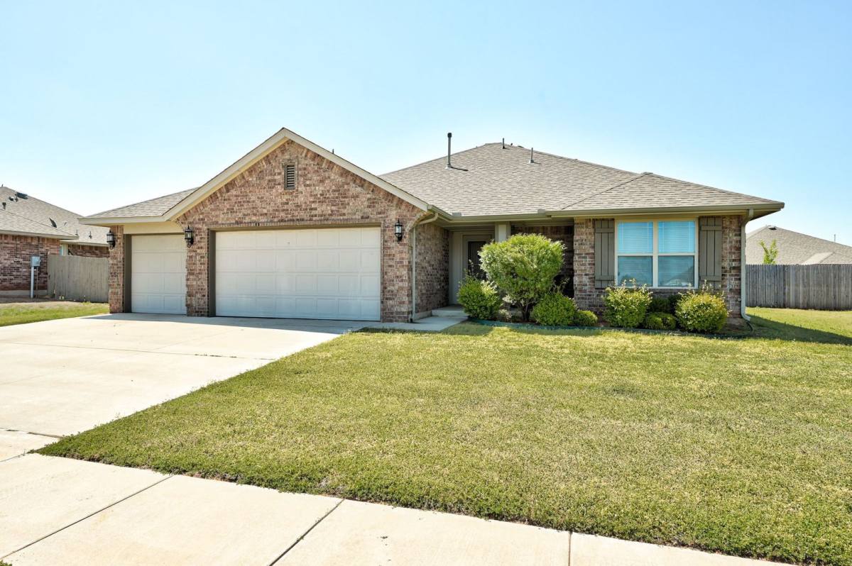 House for rent at 915 Lazywood Dr, Chickasha, OK 73018
