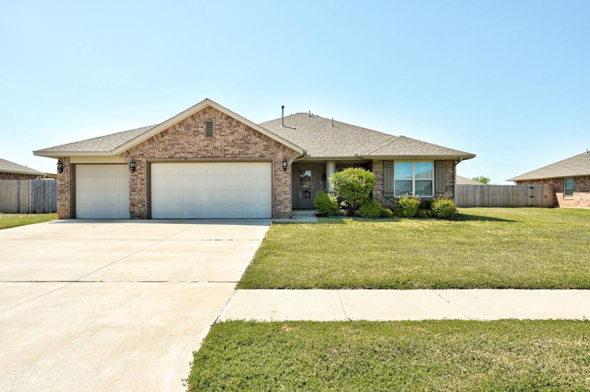 House for rent at 915 Lazywood Dr, Chickasha, OK 73018