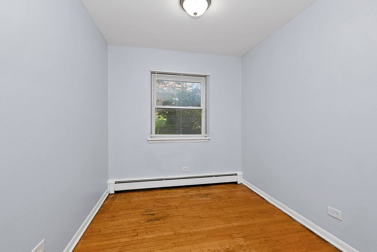 Apartment for rent at 7818-7820 S Shore Dr, Chicago, IL 60649