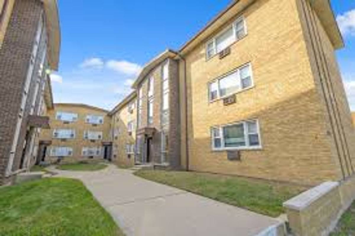 Apartment for rent at 7818-7820 S Shore Dr, Chicago, IL 60649