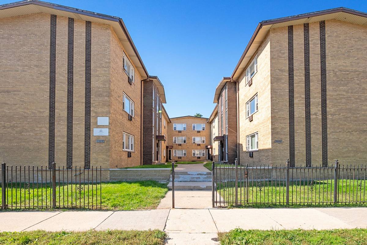 Apartment for rent at 7818-7820 S Shore Dr, Chicago, IL 60649