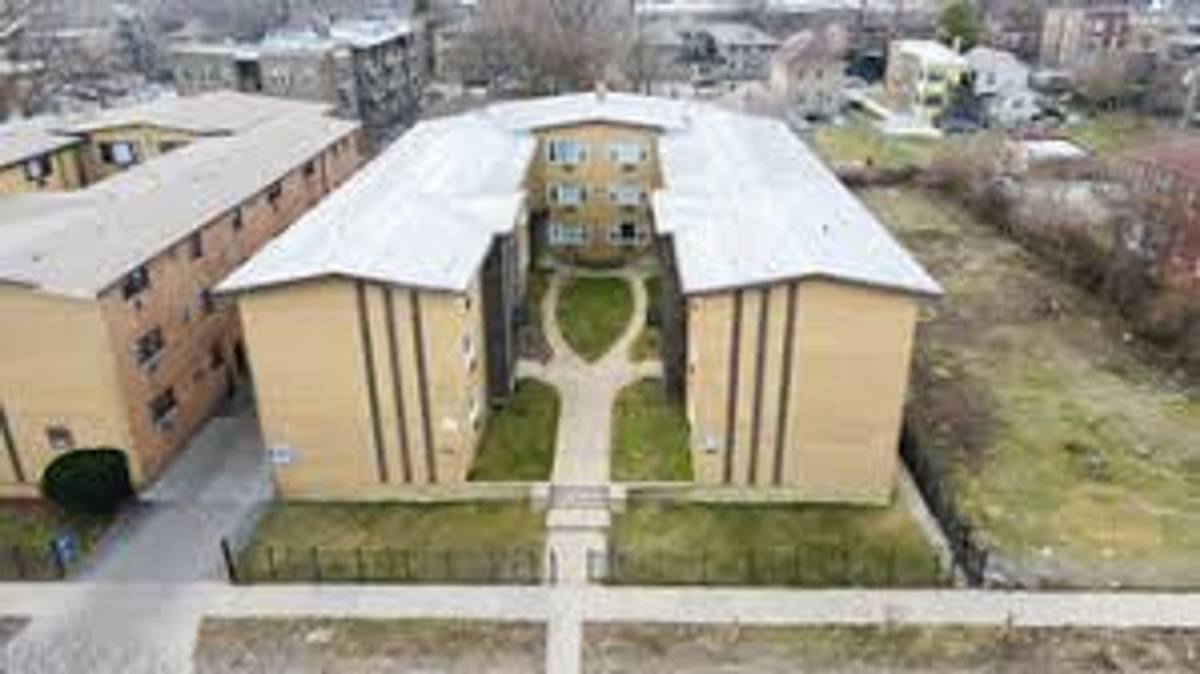 Apartment for rent at 7818-7820 S Shore Dr, Chicago, IL 60649