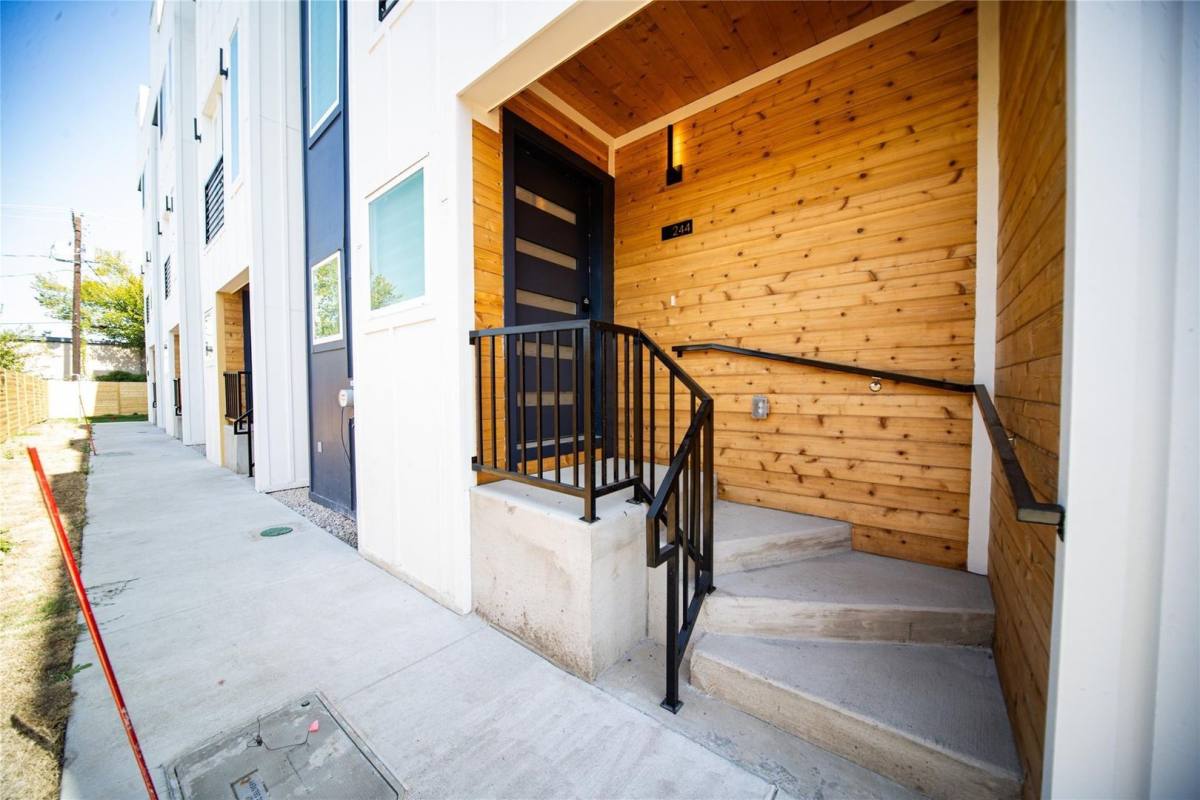 Townhouse for rent at 240 Urbane Crest Dr, Fort Worth, TX 76107