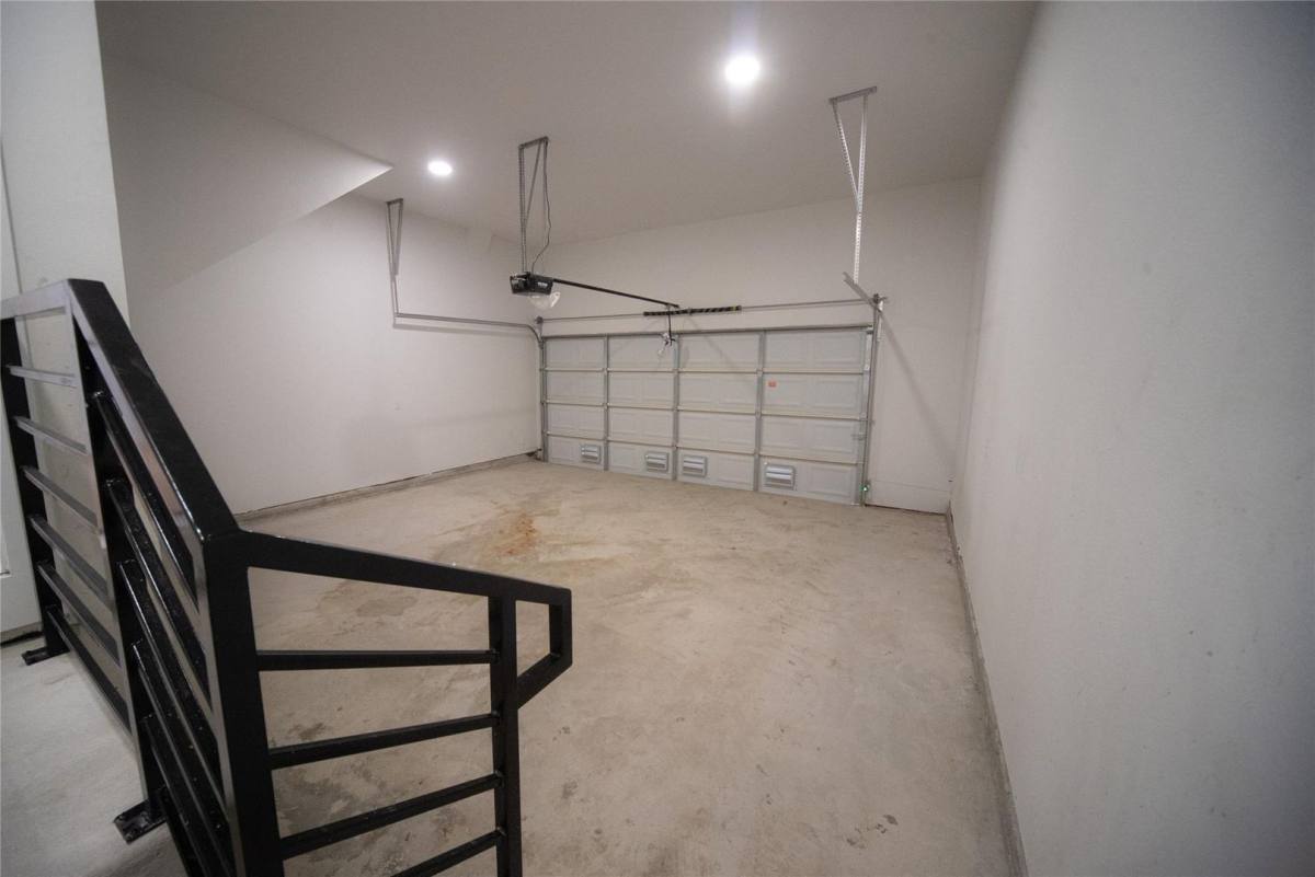 Townhouse for rent at 240 Urbane Crest Dr, Fort Worth, TX 76107