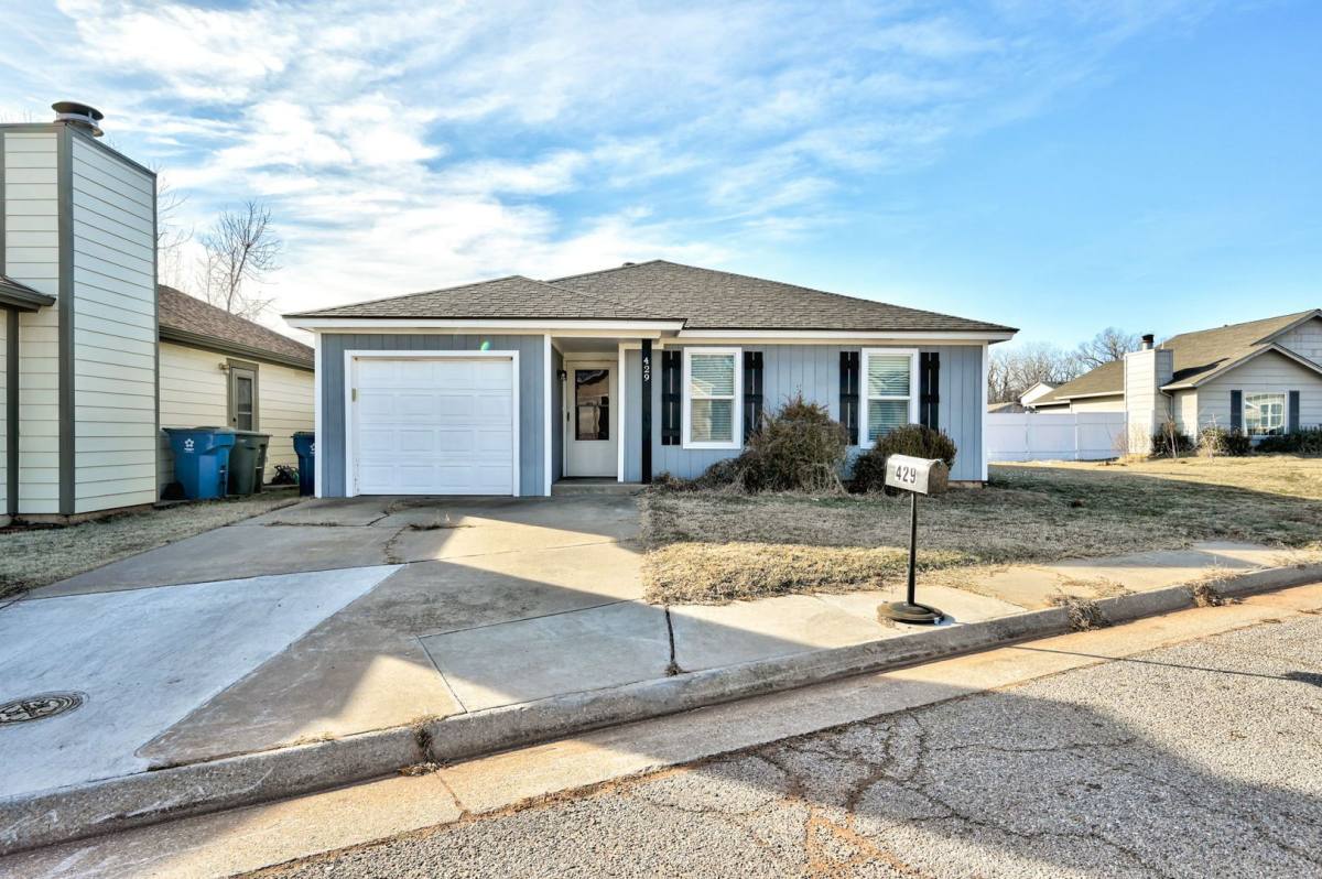 House for rent at 429 Belmont Dr, Edmond, OK 73034
