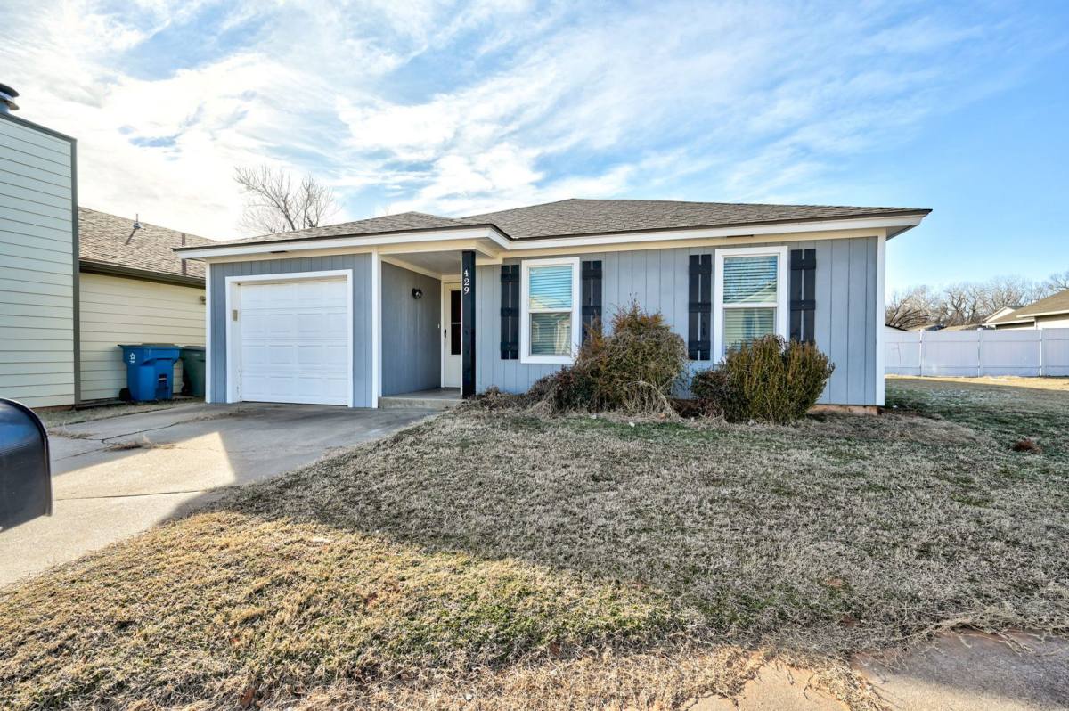 House for rent at 429 Belmont Dr, Edmond, OK 73034