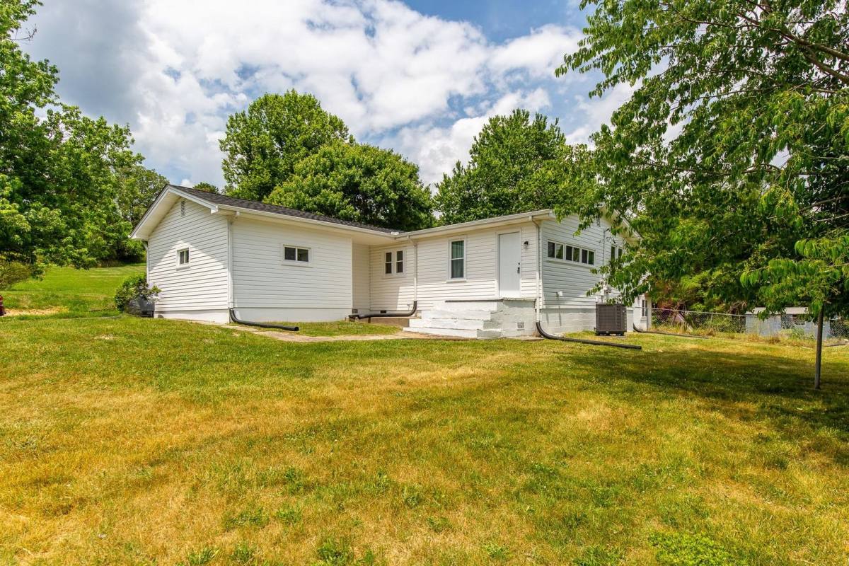 House for rent at 432 Cypress St, Mount Carmel, TN 37645