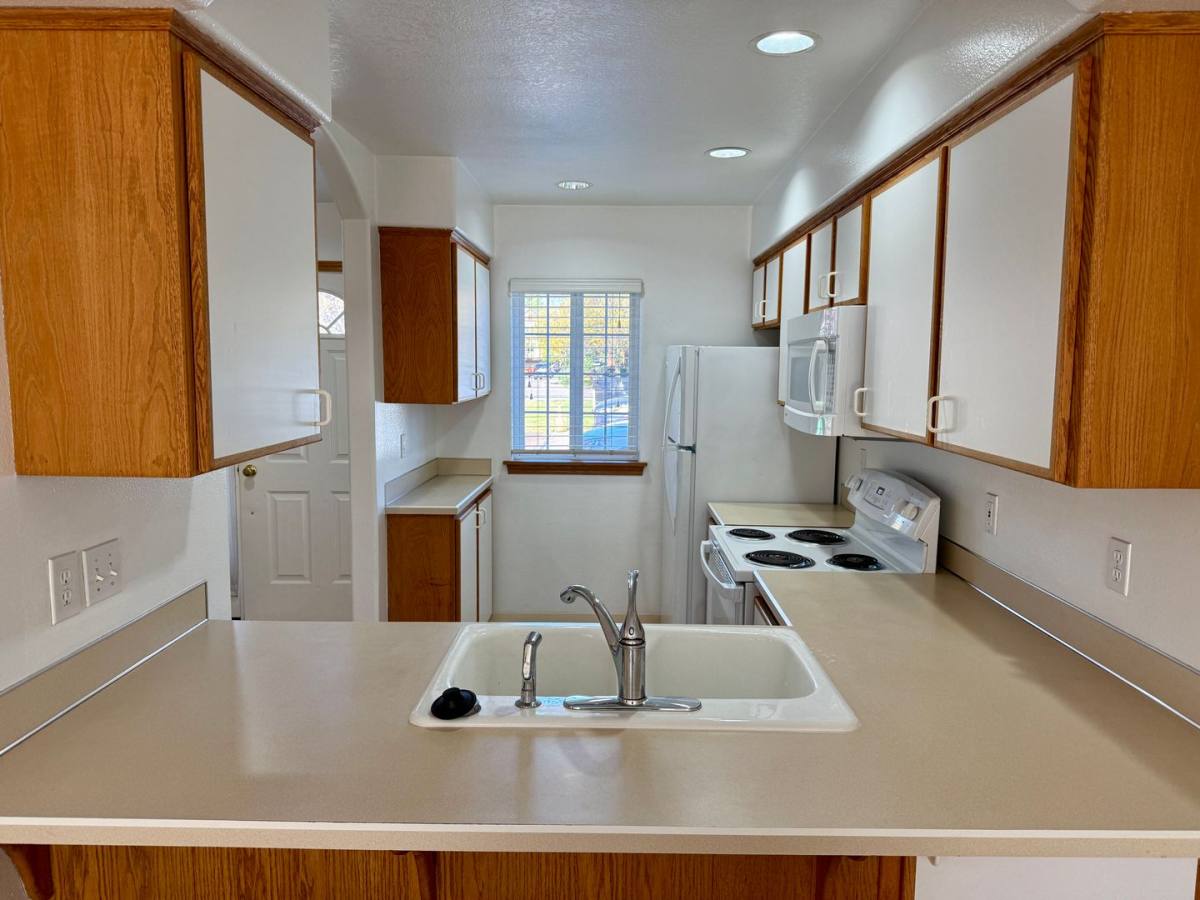 Townhouse for rent at 764 SW Meadow Dr, Beaverton, OR 97006