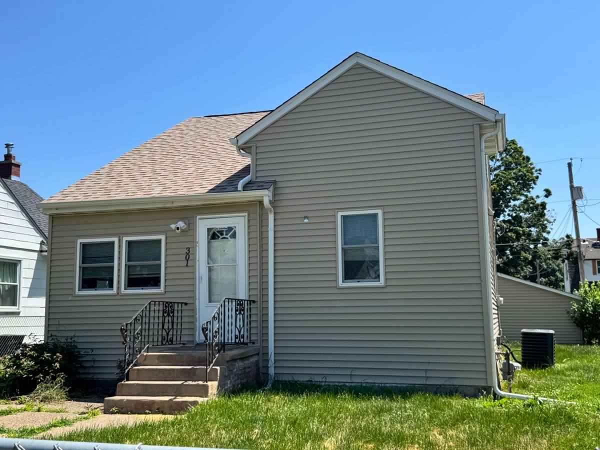 House for rent at 301 S Thornwood Ave, Davenport, IA 52802