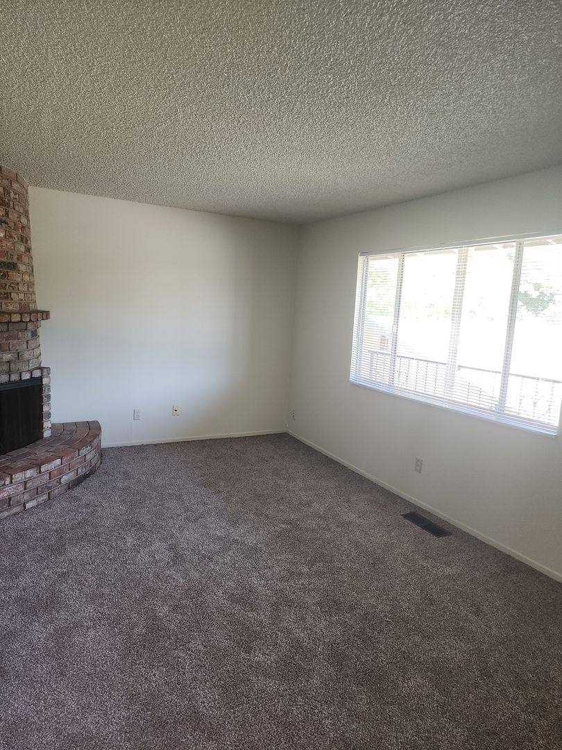Apartment for rent at 2405 Vera Cruz Dr, Modesto, CA 95355