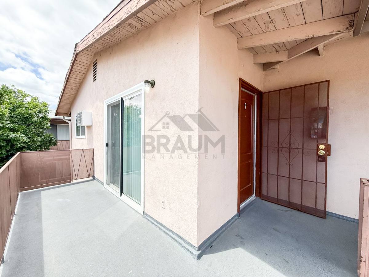 Apartment for rent at 19405 Haynes St, Reseda, CA 91335