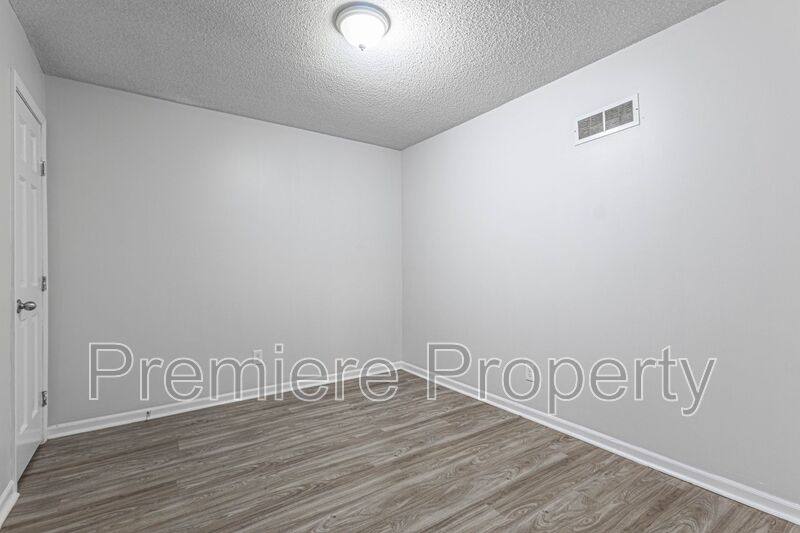 Townhouse for rent at 4329 Sterling Ave, Kansas City, MO 64133