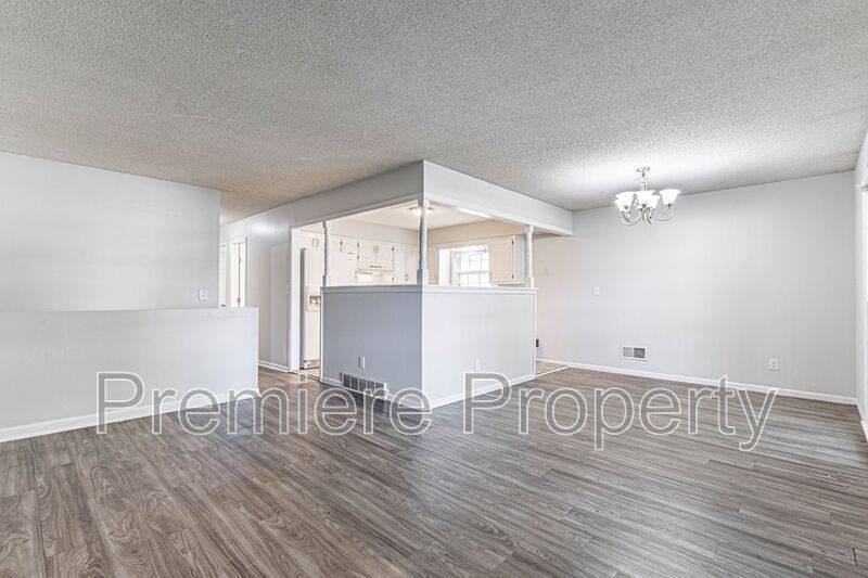 Townhouse for rent at 4329 Sterling Ave, Kansas City, MO 64133
