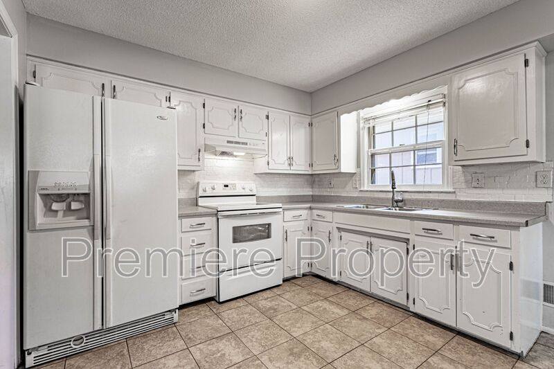 Townhouse for rent at 4329 Sterling Ave, Kansas City, MO 64133