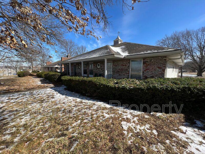 Townhouse for rent at 4329 Sterling Ave, Kansas City, MO 64133