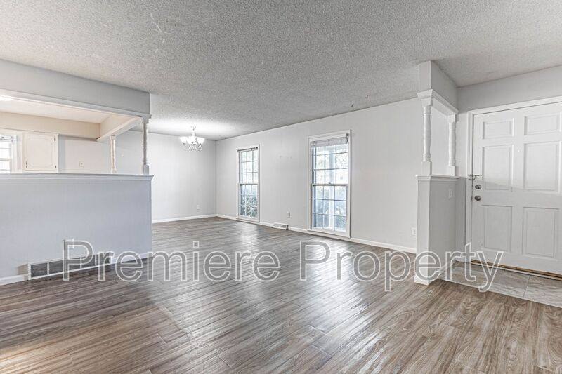 Townhouse for rent at 4329 Sterling Ave, Kansas City, MO 64133