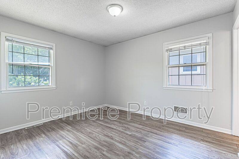 Townhouse for rent at 4329 Sterling Ave, Kansas City, MO 64133