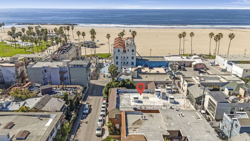 Apartment for rent at 21 Westminster Ave #202, Venice, CA 90291